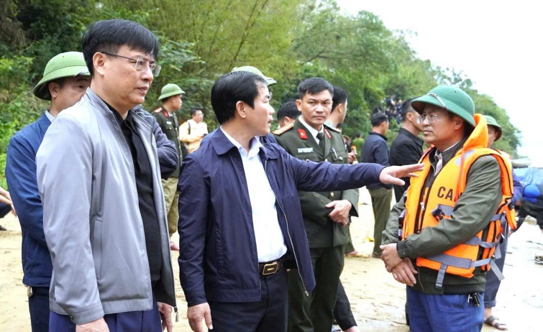 Vụ lật đ&ograve; chở 7 người: T&igrave;m thấy 2 &ocirc;ng ch&aacute;u, s&ocirc;ng Gianh phủ m&agrave;u tang thương- Ảnh 4.