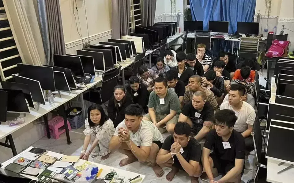 Những đối tượng lừa đảo trực tuyến bị nh&agrave; chức tr&aacute;ch bắt giữ tại một t&ograve;a nh&agrave; ở tỉnh Sihanoukville, ph&iacute;a T&acirc;y Nam Phnom Penh, Campuchia, ng&agrave;y 15/7/2025 (Ảnh: AP)