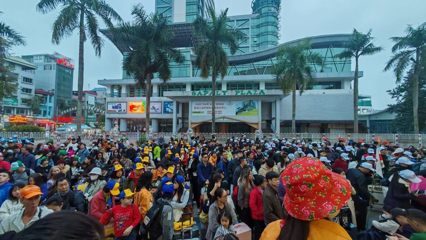 Du lịch Tết: Hơn nửa triệu kh&aacute;ch đến H&agrave; Nội, Ninh B&igrave;nh thu 2.000 tỷ, L&agrave;o Cai đ&ocirc;ng nghịt- Ảnh 2.