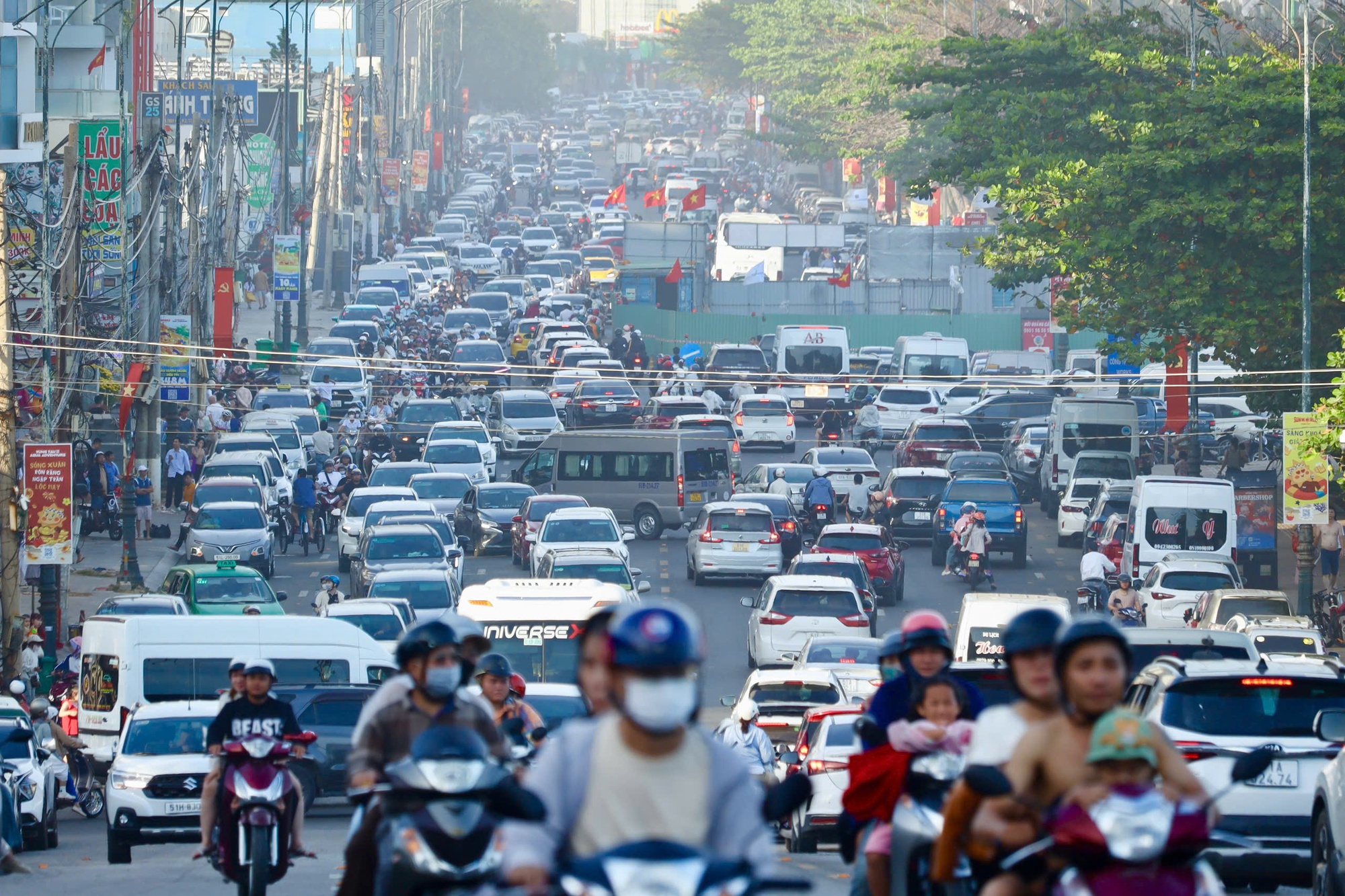 M&ugrave;ng 4 Tết, biển Vũng T&agrave;u lập kỷ lục về lượng kh&aacute;ch du xu&acirc;n- Ảnh 4.