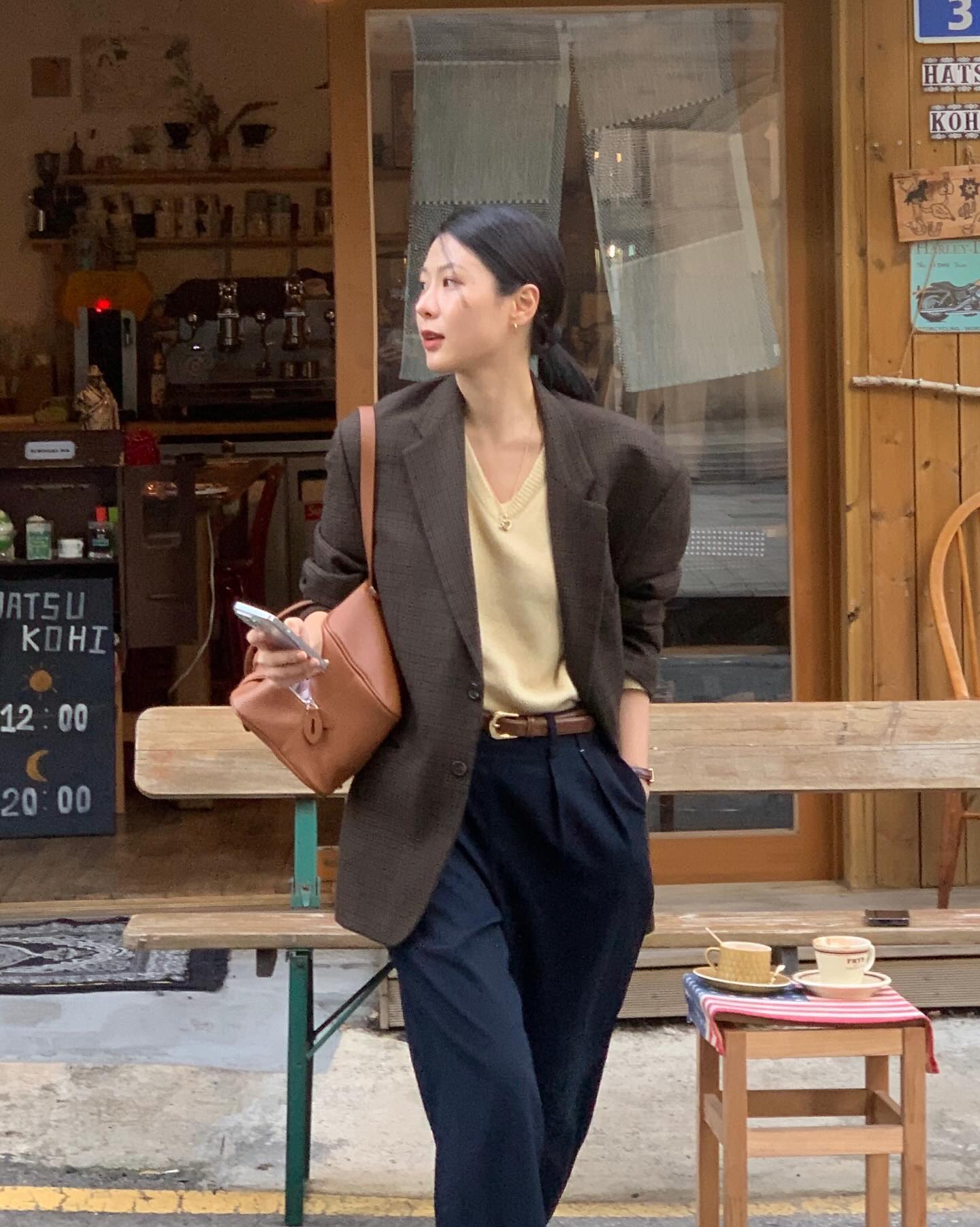 Thời tiết này mặc áo blazer là đẹp nhất: 5 công thức muốn áp dụng suốt Tết không chán- Ảnh 3.