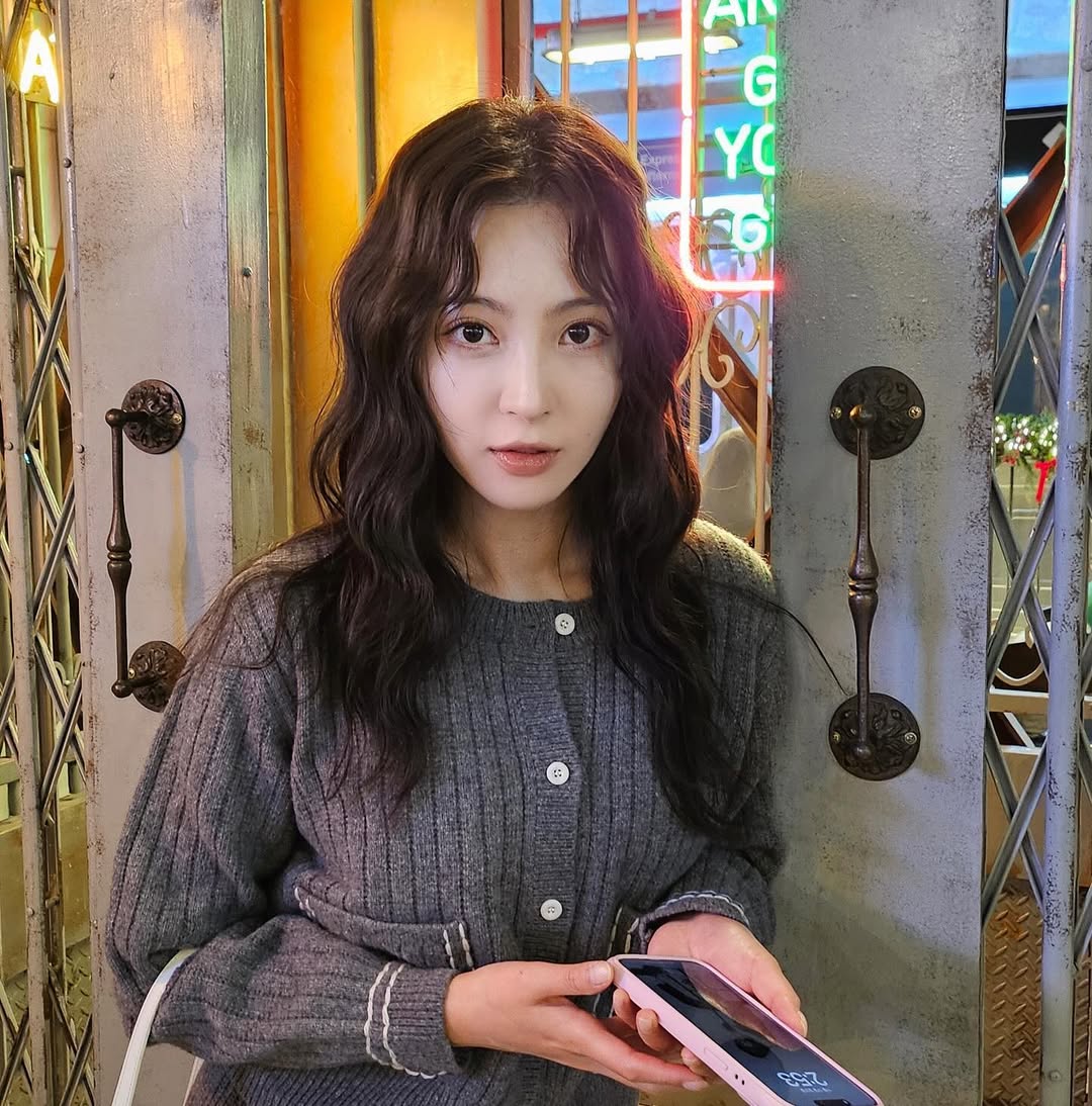 Cả showbiz chưa thấy ai như mỹ nh&acirc;n n&agrave;y, v&agrave;o đại học bố phải theo s&aacute;t canh chừng kh&ocirc;ng rời nửa bước- Ảnh 5.