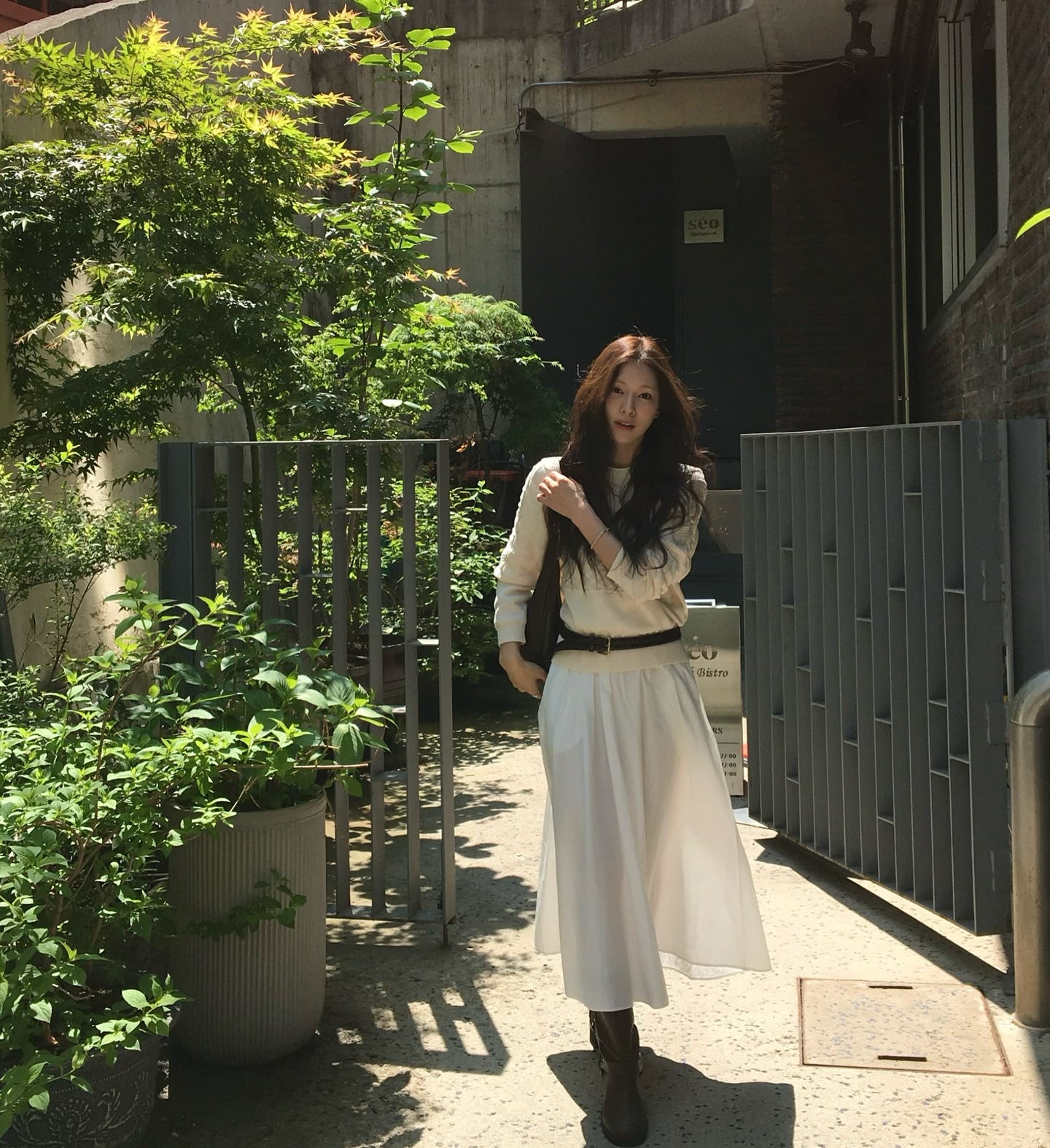 4 c&aacute;ch mặc &aacute;o d&agrave;i tay tuy đơn giản m&agrave; si&ecirc;u cuốn h&uacute;t- Ảnh 1.