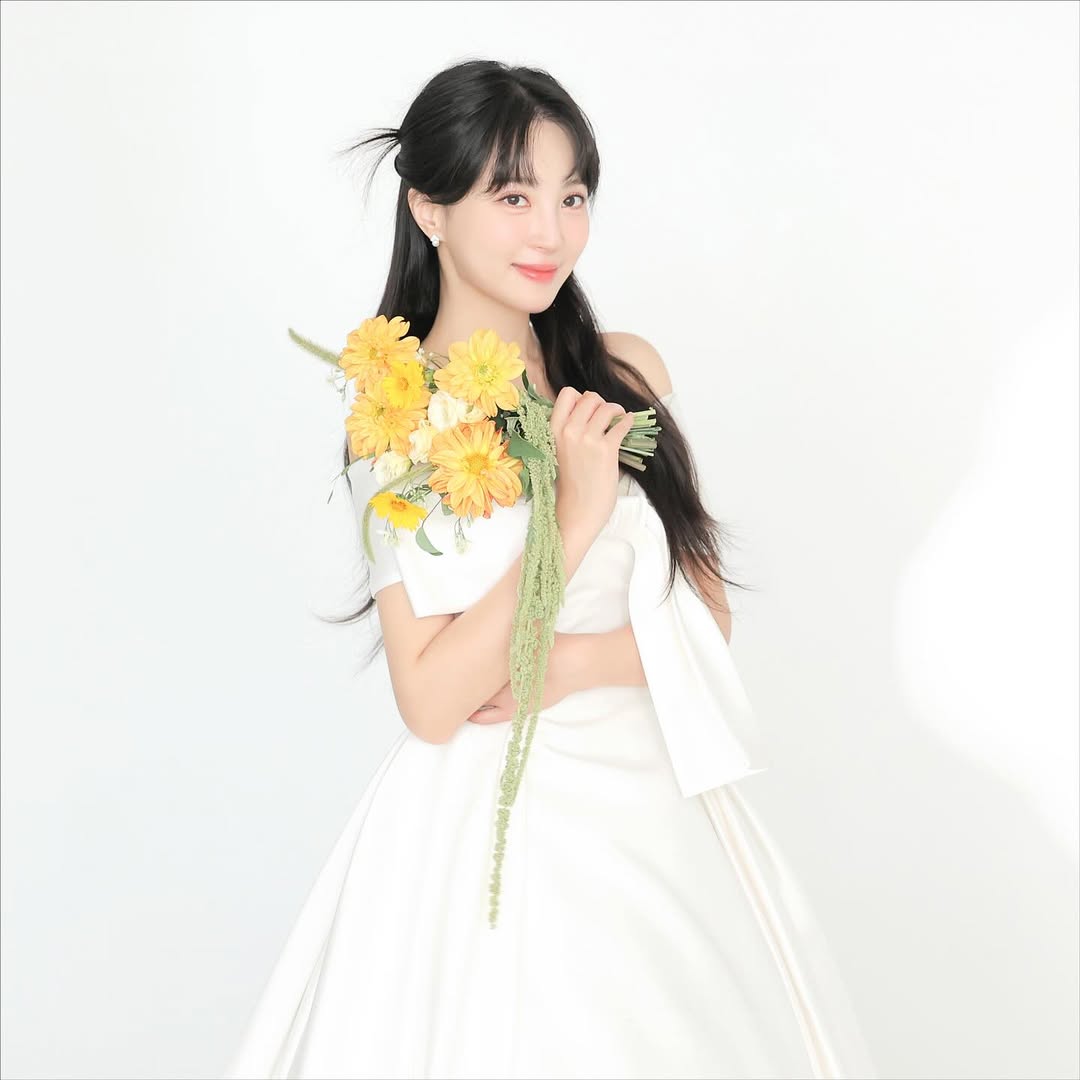 Cả showbiz chưa thấy ai như mỹ nh&acirc;n n&agrave;y, v&agrave;o đại học bố phải theo s&aacute;t canh chừng kh&ocirc;ng rời nửa bước- Ảnh 4.