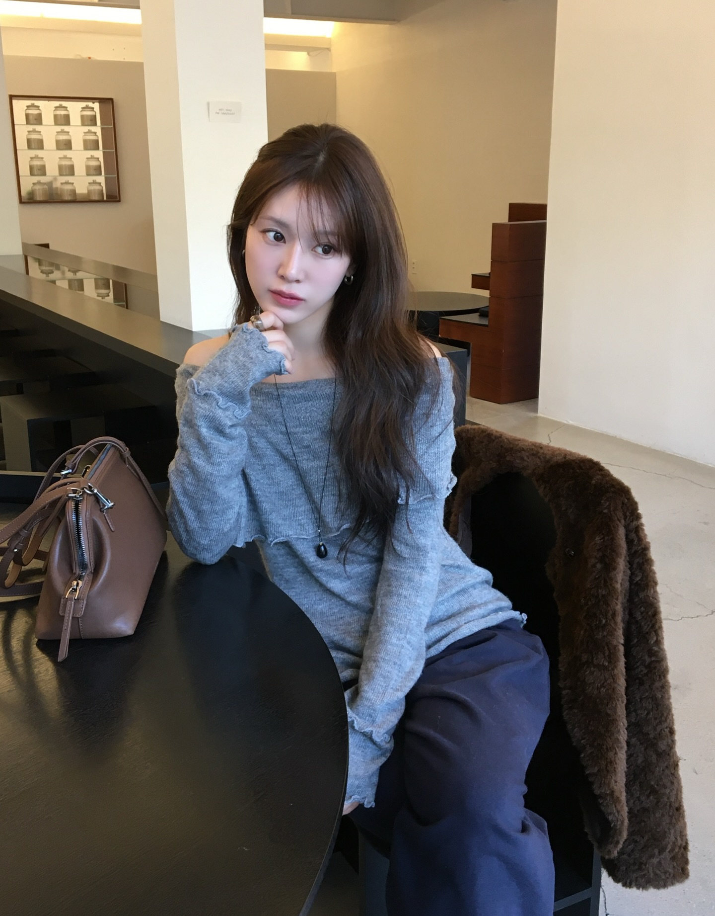 4 c&aacute;ch mặc &aacute;o d&agrave;i tay tuy đơn giản m&agrave; si&ecirc;u cuốn h&uacute;t- Ảnh 5.