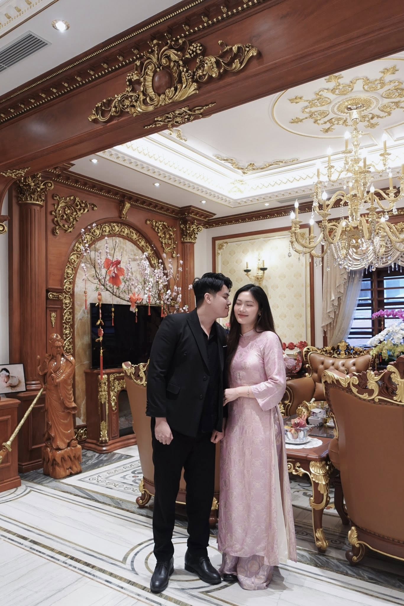 Hoa kh&ocirc;i b&oacute;ng chuyền Việt Hương khoe nhan sắc &ldquo;g&aacute;i một con&rdquo; xinh đẹp trong biệt thự lộng lẫy nh&agrave; chồng 