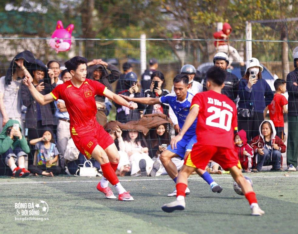 Đ&igrave;nh Bắc tự l&aacute;i xế hộp đi đ&aacute; b&oacute;ng gi&uacute;p đỡ ho&agrave;n cảnh kh&oacute; khăn ở qu&ecirc;, được cả l&agrave;ng v&acirc;y k&iacute;n ch&agrave;o đ&oacute;n- Ảnh 4.