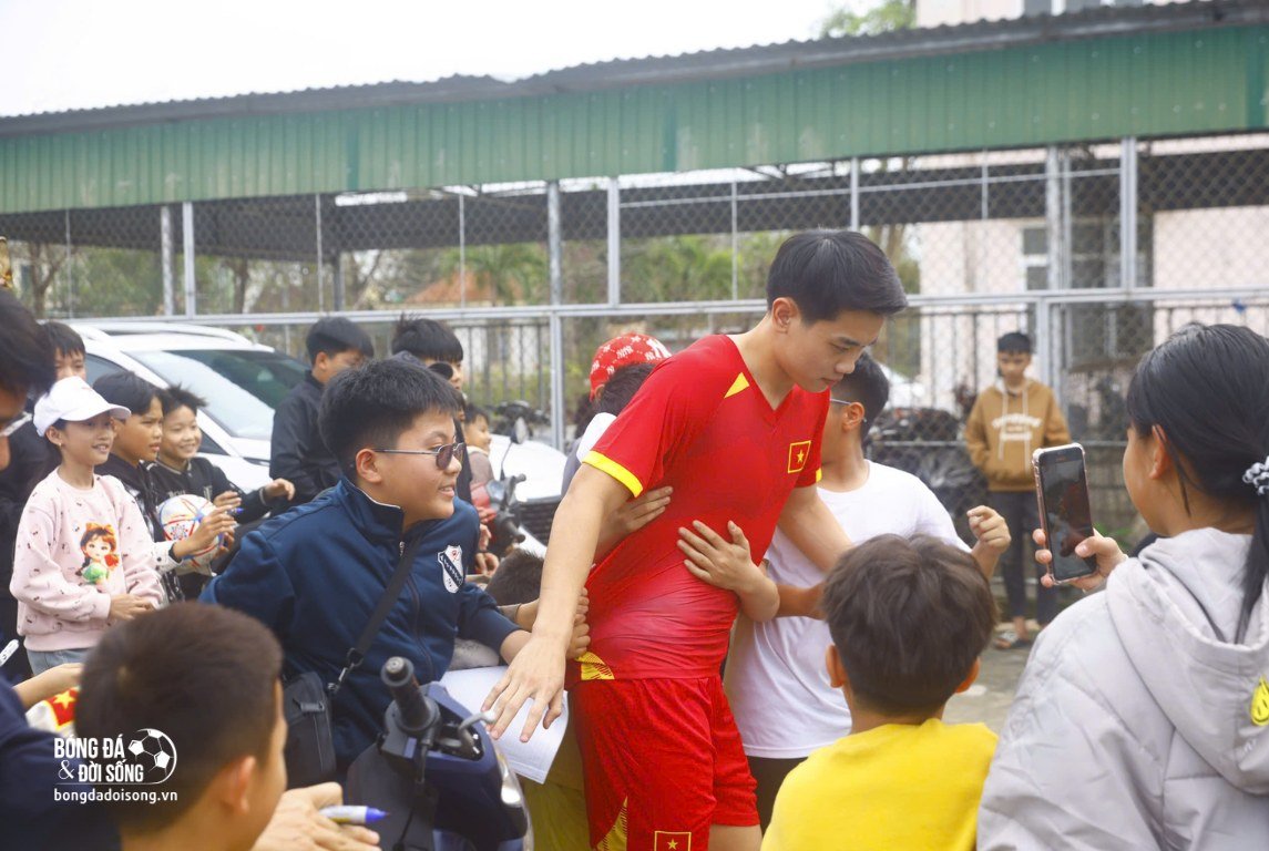 Đ&igrave;nh Bắc tự l&aacute;i xế hộp đi đ&aacute; b&oacute;ng gi&uacute;p đỡ ho&agrave;n cảnh kh&oacute; khăn ở qu&ecirc;, được cả l&agrave;ng v&acirc;y k&iacute;n ch&agrave;o đ&oacute;n- Ảnh 3.