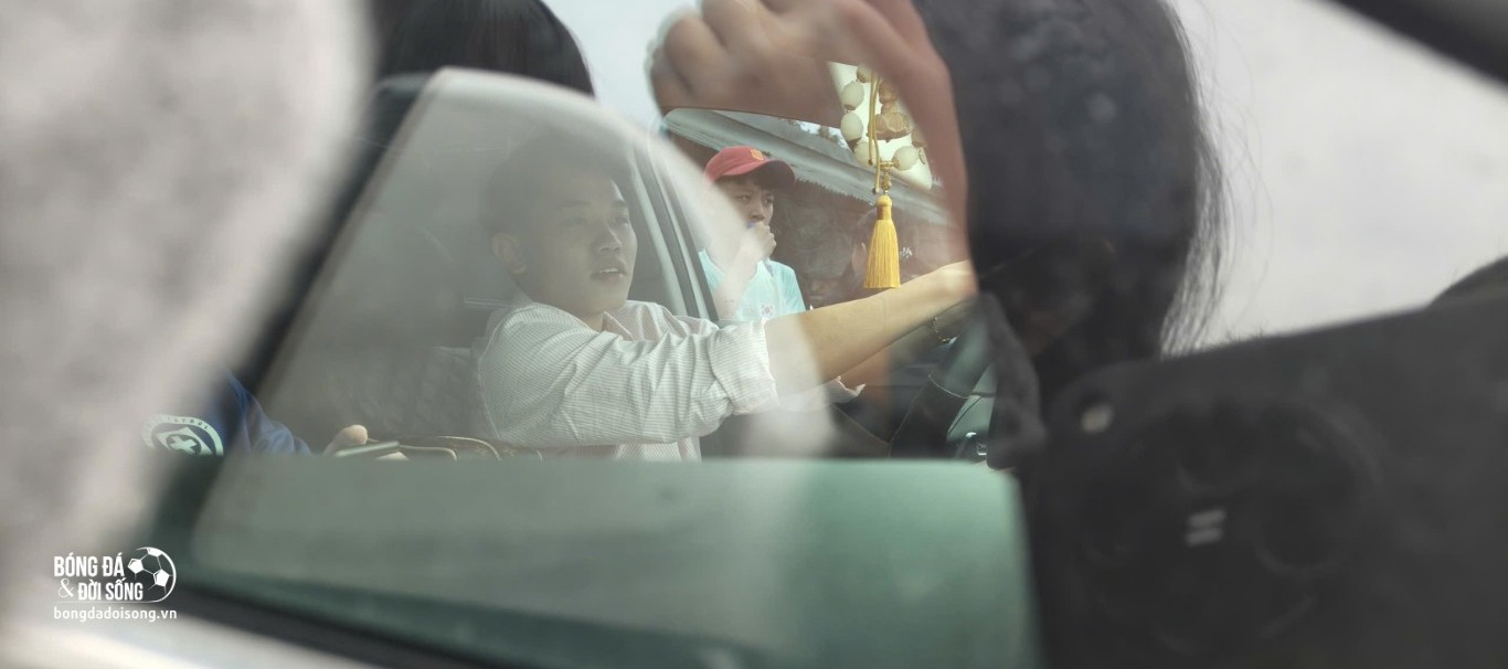 Đ&igrave;nh Bắc tự l&aacute;i xế hộp đi đ&aacute; b&oacute;ng gi&uacute;p đỡ ho&agrave;n cảnh kh&oacute; khăn ở qu&ecirc;, được cả l&agrave;ng v&acirc;y k&iacute;n ch&agrave;o đ&oacute;n- Ảnh 2.