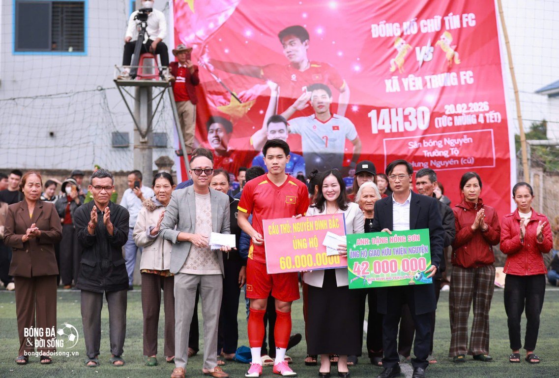 Đ&igrave;nh Bắc tự l&aacute;i xế hộp đi đ&aacute; b&oacute;ng gi&uacute;p đỡ ho&agrave;n cảnh kh&oacute; khăn ở qu&ecirc;, được cả l&agrave;ng v&acirc;y k&iacute;n ch&agrave;o đ&oacute;n- Ảnh 1.