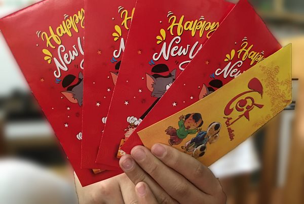 Mẹ trẻ "nhức c&aacute;i đầu" khi con trai 10 tuổi hỏi: Kh&ocirc;ng biết &ocirc;ng b&agrave; sẽ mừng tuổi con bao nhi&ecirc;u tiền nhỉ?- Ảnh 1.