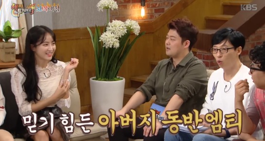 Cả showbiz chưa thấy ai như mỹ nh&acirc;n n&agrave;y, v&agrave;o đại học bố phải theo s&aacute;t canh chừng kh&ocirc;ng rời nửa bước- Ảnh 1.