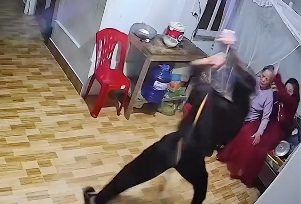 Xôn xao đoạn clip con trai đánh mẹ gãy tay tối mùng 3 Tết- Ảnh 3.
