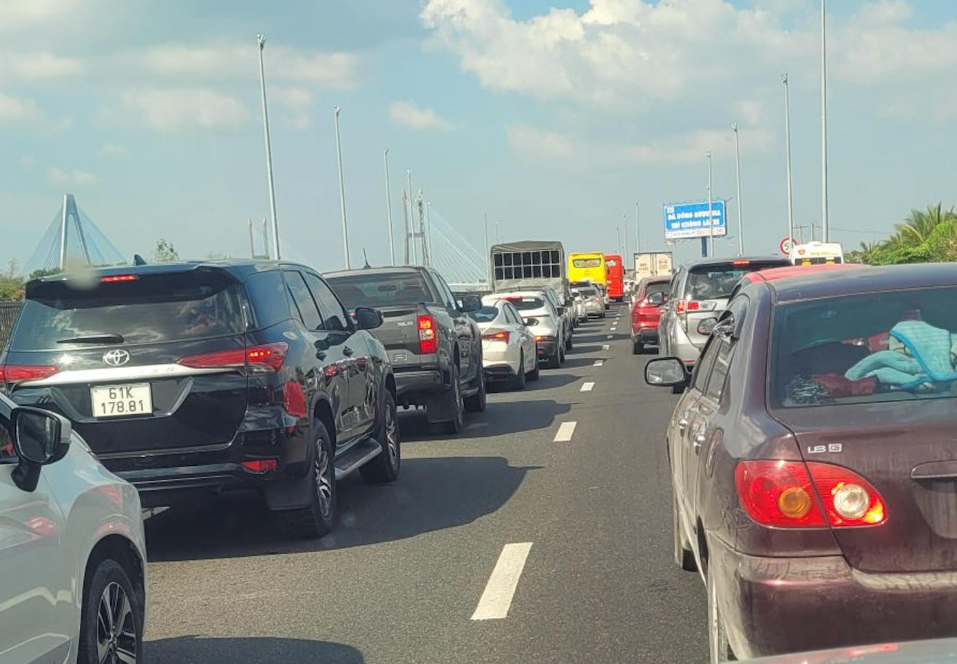 Người d&acirc;n &ugrave;n &ugrave;n quay trở lại TPHCM chiều m&ugrave;ng 4 Tết, quốc lộ, cao tốc chật k&iacute;n phương tiện- Ảnh 15.