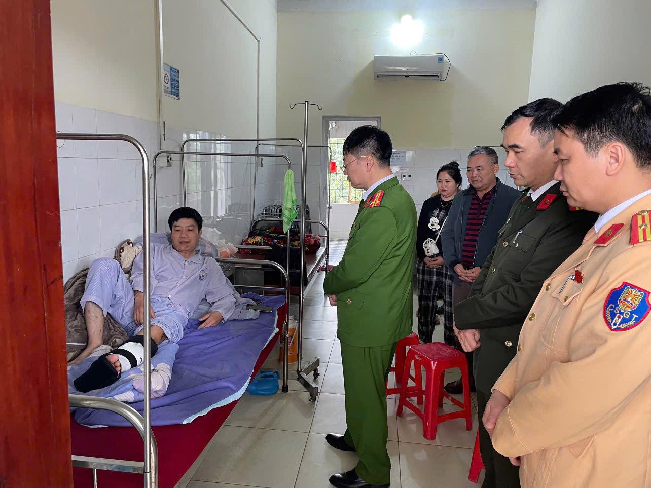 Thiếu t&aacute; c&ocirc;ng an bị kẹt tay, phải đu người theo xe &ocirc; t&ocirc; của &ldquo;ma men&rdquo;- Ảnh 1.