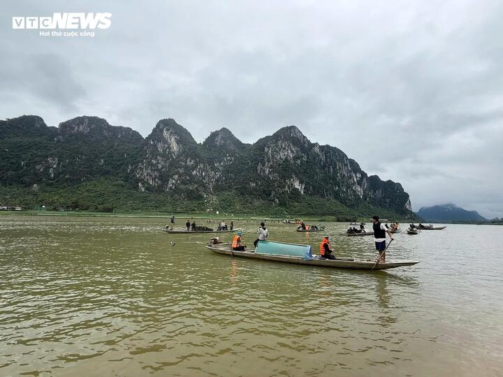 Hiện trường t&igrave;m kiếm 2 nạn nh&acirc;n mất t&iacute;ch vụ lật thuyền ở Quảng Trị- Ảnh 1.