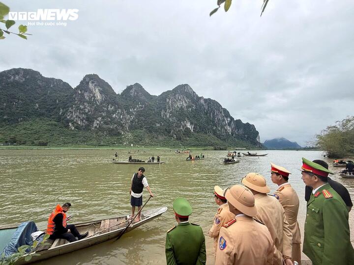 Hiện trường t&igrave;m kiếm 2 nạn nh&acirc;n mất t&iacute;ch vụ lật thuyền ở Quảng Trị- Ảnh 2.