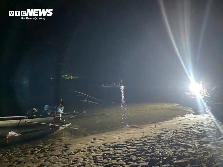 Hiện trường t&igrave;m kiếm 2 nạn nh&acirc;n mất t&iacute;ch vụ lật thuyền ở Quảng Trị- Ảnh 8.
