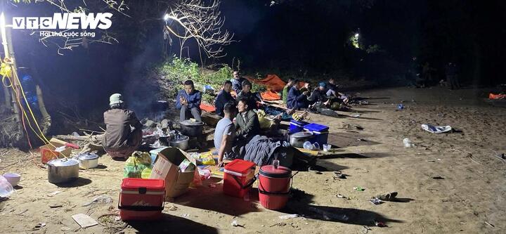 Hiện trường t&igrave;m kiếm 2 nạn nh&acirc;n mất t&iacute;ch vụ lật thuyền ở Quảng Trị- Ảnh 7.