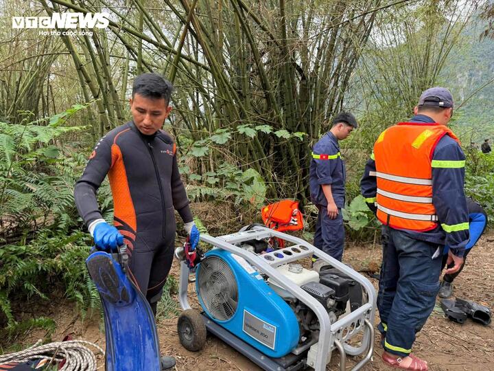 Hiện trường t&igrave;m kiếm 2 nạn nh&acirc;n mất t&iacute;ch vụ lật thuyền ở Quảng Trị- Ảnh 6.