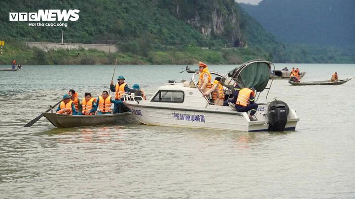 T&igrave;m thấy thi thể 2 nạn nh&acirc;n mất t&iacute;ch trong vụ lật thuyền tr&ecirc;n s&ocirc;ng Gianh- Ảnh 1.