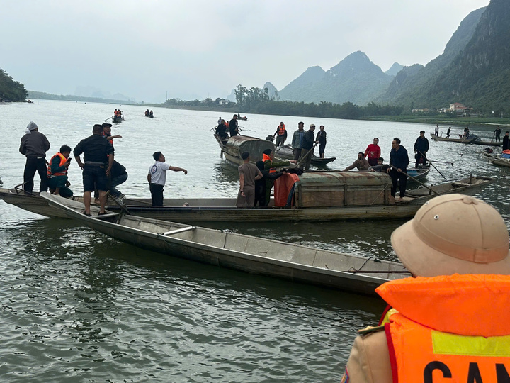 Lật thuyền tr&ecirc;n s&ocirc;ng Gianh, 2 người mất t&iacute;ch: T&igrave;m thấy thi thể một nạn nh&acirc;n- Ảnh 1.