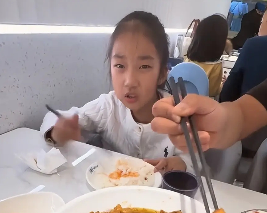 Đăng video 2 con g&aacute;i l&ecirc;n MXH, một b&agrave; mẹ khiến nhiều người sững sờ: Sao con chị c&ograve;n nhỏ m&agrave; gh&ecirc; gớm qu&aacute; vậy?- Ảnh 1.