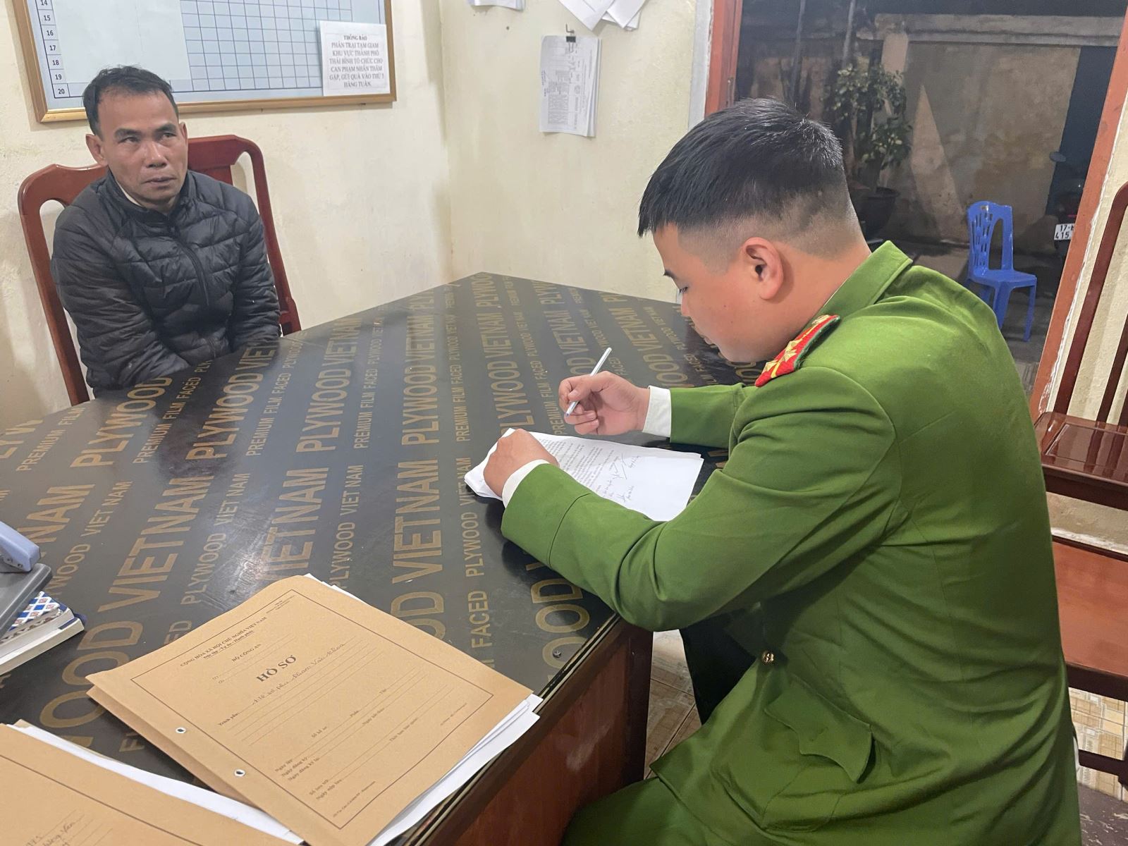 Bắt, kh&aacute;m x&eacute;t khẩn cấp nơi ở của Phạm Văn Khoa SN 1975- Ảnh 1.