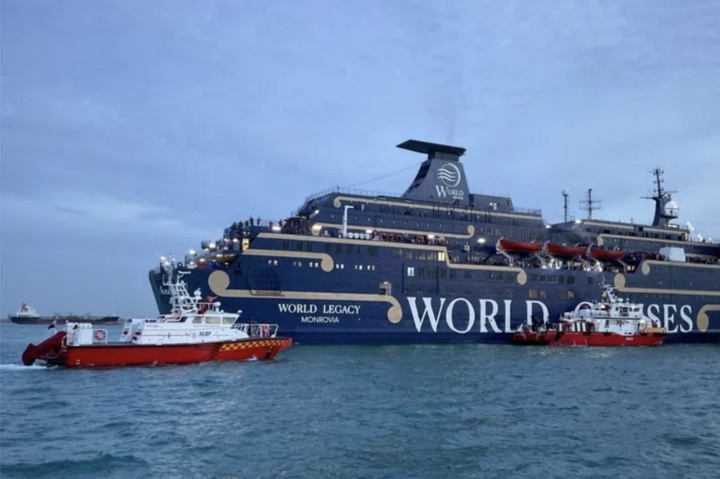 Ch&aacute;y t&agrave;u du lịch ngo&agrave;i khơi Singapore, h&agrave;ng trăm h&agrave;nh kh&aacute;ch sơ t&aacute;n khẩn cấp- Ảnh 1.