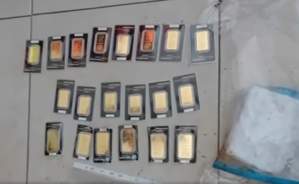 Dọn nh&agrave;, người đ&agrave;n &ocirc;ng n&eacute;m 20 thỏi v&agrave;ng trị gi&aacute; 3,6 tỷ đồng v&agrave;o th&ugrave;ng r&aacute;c- Ảnh 1.