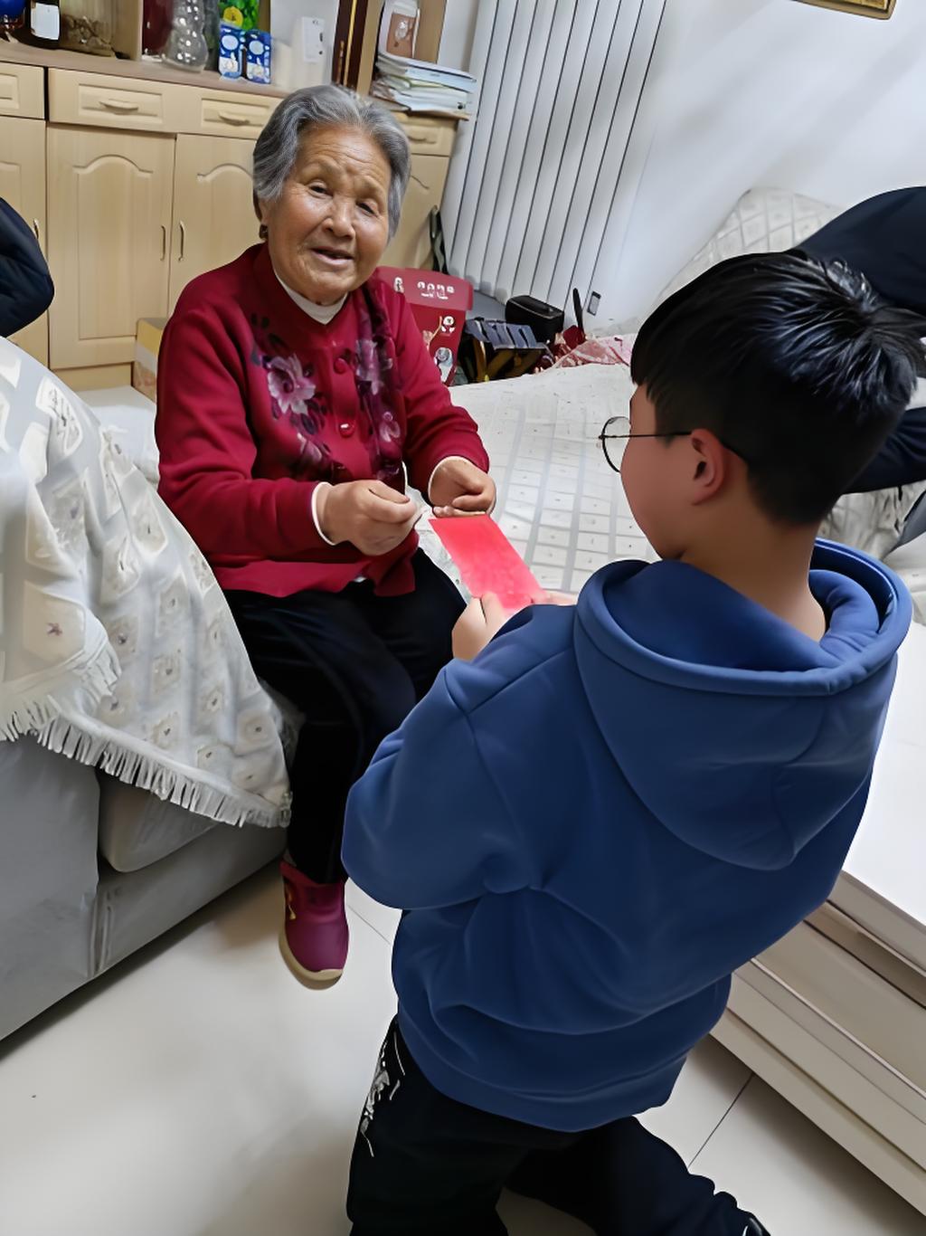 Bà nội mừng tuổi cháu 1 triệu nhưng nói thêm một câu giữa phòng khách đông người khiến con dâu tái mặt- Ảnh 2.