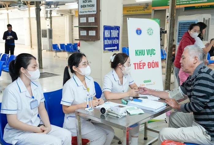 Bộ trưởng Y tế n&oacute;i về định hướng 2026: Mở rộng BHYT, tiến tới miễn viện ph&iacute; - Ảnh 1.