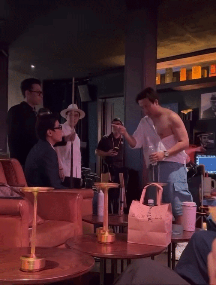 Trấn Th&agrave;nh đang mặc c&aacute;i g&igrave; thế n&agrave;y?- Ảnh 3.