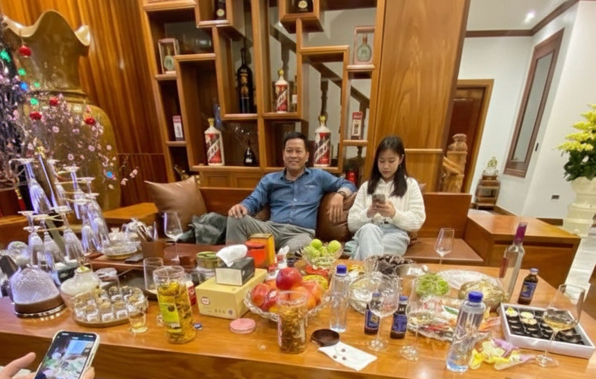 &ldquo;Bố đợi t&ocirc;i 2 tiếng rưỡi makeup, c&ograve;n anh th&igrave; kh&ocirc;ng c&oacute; nổi 2 ph&uacute;t rep tin nhắn&rdquo;: C&ocirc;ng ch&uacute;a th&iacute;ch tự &aacute;i hay c&ocirc; g&aacute;i đ&atilde; trưởng th&agrave;nh?- Ảnh 2.