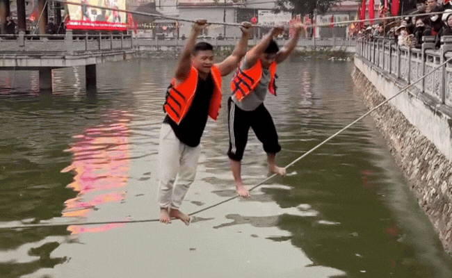 N&iacute;n thở từng gi&acirc;y xem gymer gần 100kg đi tr&ecirc;n d&acirc;y giữa hồ nước lạnh buốt ở hội l&agrave;ng ng&agrave;y tết- Ảnh 1.