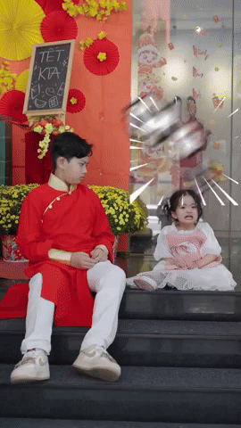 Lisa nhà Khánh Thi - Phan Hiển cười thì xinh yêu, lúc oà khóc "ăn vạ" ngày tết lại khiến anh trai bất lực phát khóc- Ảnh 5. Lisa nhà Khánh Thi - Phan Hiển cười thì xinh yêu, lúc oà khóc "ăn vạ" ngày tết lại khiến anh trai bất lực phát khóc- Ảnh 5.