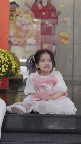 Lisa nhà Khánh Thi - Phan Hiển cười thì xinh yêu, lúc oà khóc "ăn vạ" ngày tết lại khiến anh trai bất lực phát khóc- Ảnh 6. Lisa nhà Khánh Thi - Phan Hiển cười thì xinh yêu, lúc oà khóc "ăn vạ" ngày tết lại khiến anh trai bất lực phát khóc- Ảnh 6.