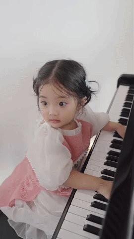 Lisa nhà Khánh Thi - Phan Hiển cười thì xinh yêu, lúc oà khóc "ăn vạ" ngày tết lại khiến anh trai bất lực phát khóc- Ảnh 3. Lisa nhà Khánh Thi - Phan Hiển cười thì xinh yêu, lúc oà khóc "ăn vạ" ngày tết lại khiến anh trai bất lực phát khóc- Ảnh 3.