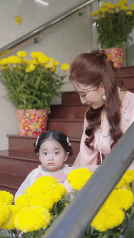 Lisa nhà Khánh Thi - Phan Hiển cười thì xinh yêu, lúc oà khóc "ăn vạ" ngày tết lại khiến anh trai bất lực phát khóc- Ảnh 4. Lisa nhà Khánh Thi - Phan Hiển cười thì xinh yêu, lúc oà khóc "ăn vạ" ngày tết lại khiến anh trai bất lực phát khóc- Ảnh 4.