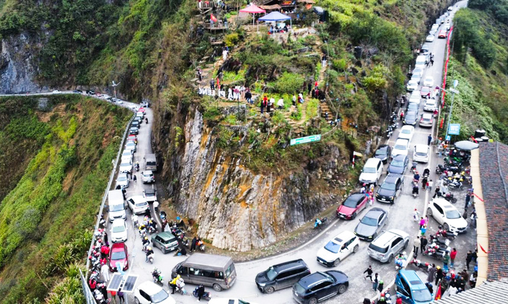 Du kh&aacute;ch đổ l&ecirc;n Tuy&ecirc;n Quang, xe nối d&agrave;i nh&iacute;ch từng m&eacute;t chiều m&ugrave;ng 4 Tết- Ảnh 1.