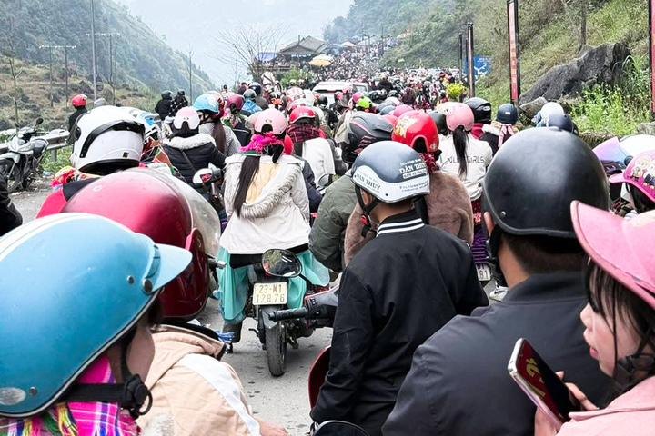 Du kh&aacute;ch đổ l&ecirc;n Tuy&ecirc;n Quang, xe nối d&agrave;i nh&iacute;ch từng m&eacute;t chiều m&ugrave;ng 4 Tết- Ảnh 2.