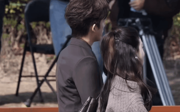 Đầu xu&acirc;n ngắm cặp trai t&agrave;i g&aacute;i sắc d&iacute;nh nhau nửa bước kh&ocirc;ng rời: Visual tầm cỡ vũ trụ, vui hơn cả nhận l&igrave; x&igrave;