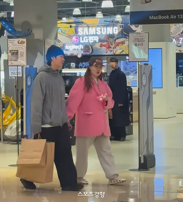 Vợ chồng nữ ca sĩ đ&igrave;nh đ&aacute;m hẹn h&ograve; m&ugrave;ng 4 Tết, d&iacute;nh ngay tin mang thai- Ảnh 3.