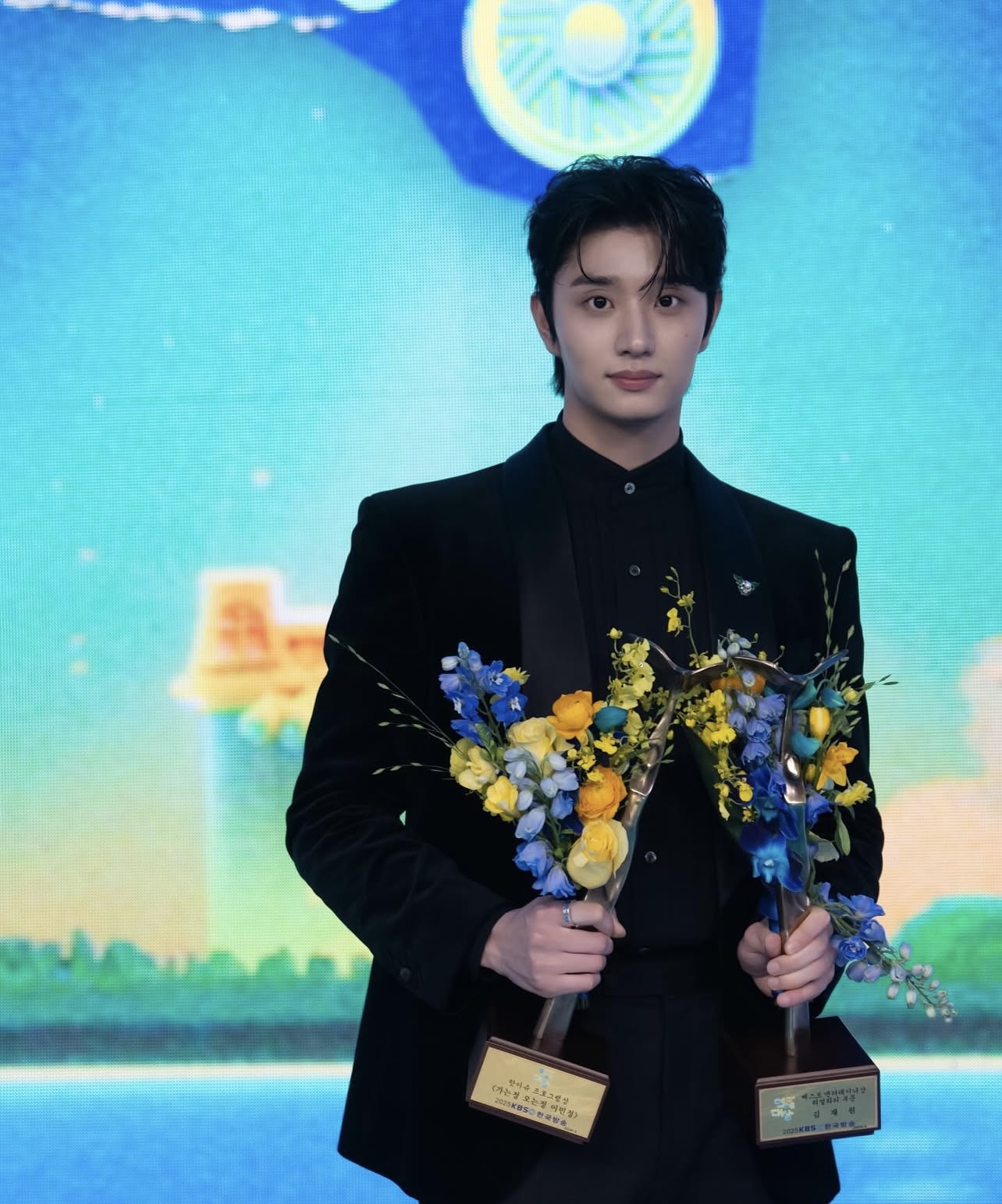 "Hồng h&agrave;i nhi" cao gần 1m9 đang hot: Mặt thư sinh, body cực đỉnh- Ảnh 5.