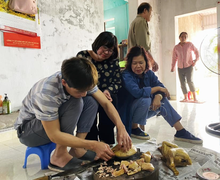 Về Hưng Y&ecirc;n tận thấy cỗ khao l&atilde;o với c&aacute; ch&eacute;p nằm v&otilde;ng chế biến suốt 10 tiếng- Ảnh 8.