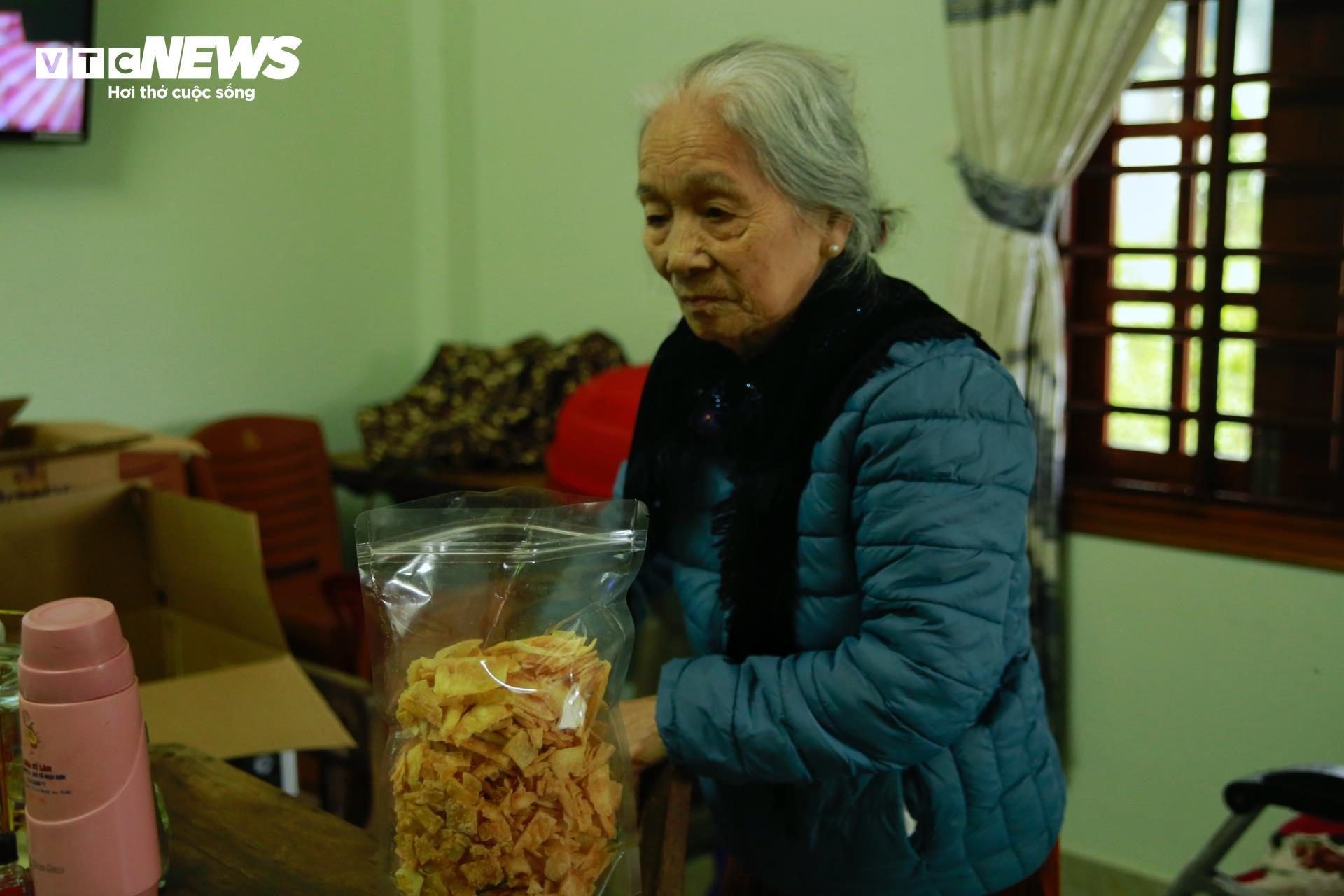 B&iacute; quyết l&agrave;m m&oacute;n 'mứt nh&agrave; ngh&egrave;o' ngon nức tiếng của cụ b&agrave; gần 90 tuổi ở Huế- Ảnh 3.