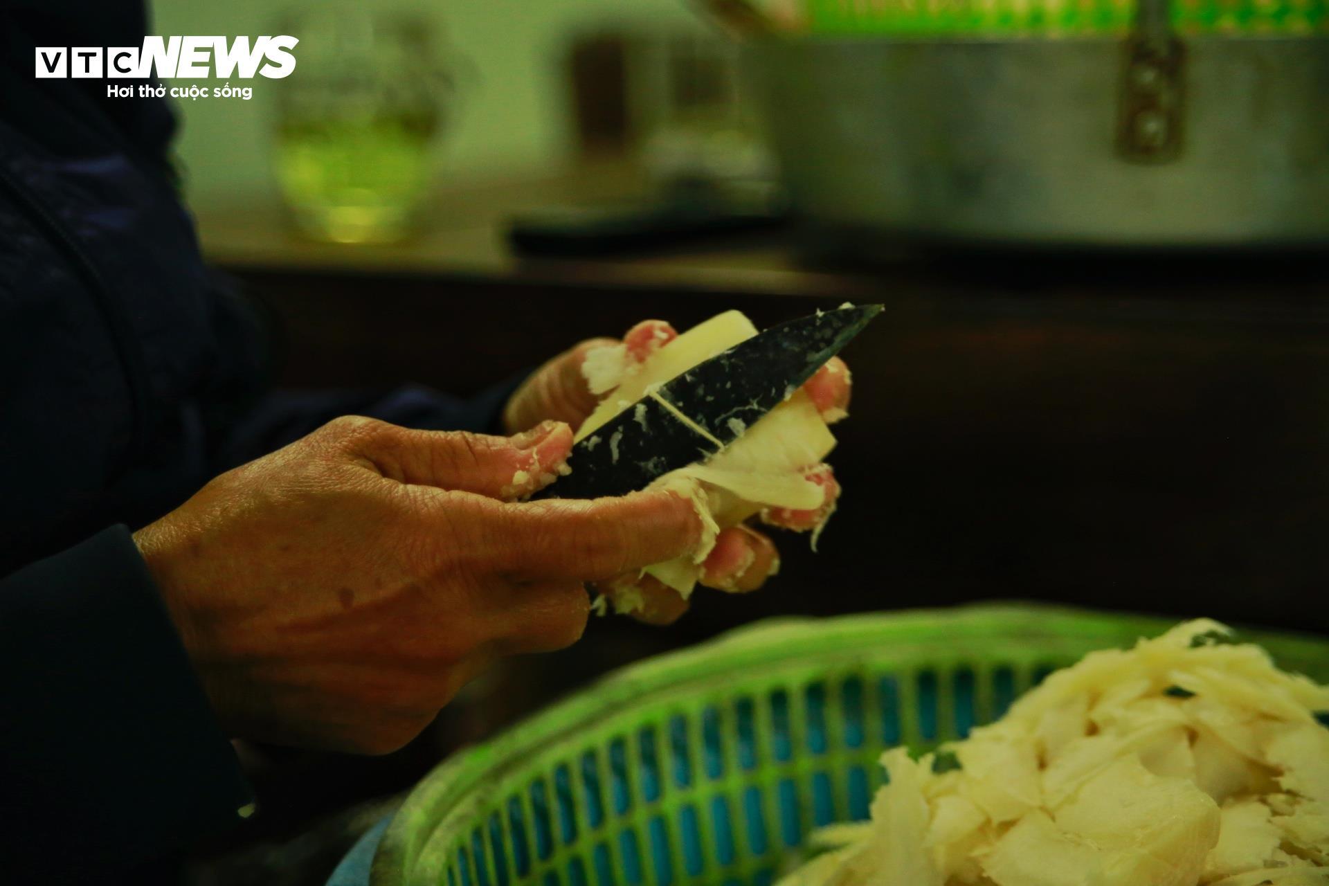 B&iacute; quyết l&agrave;m m&oacute;n 'mứt nh&agrave; ngh&egrave;o' ngon nức tiếng của cụ b&agrave; gần 90 tuổi ở Huế- Ảnh 4.