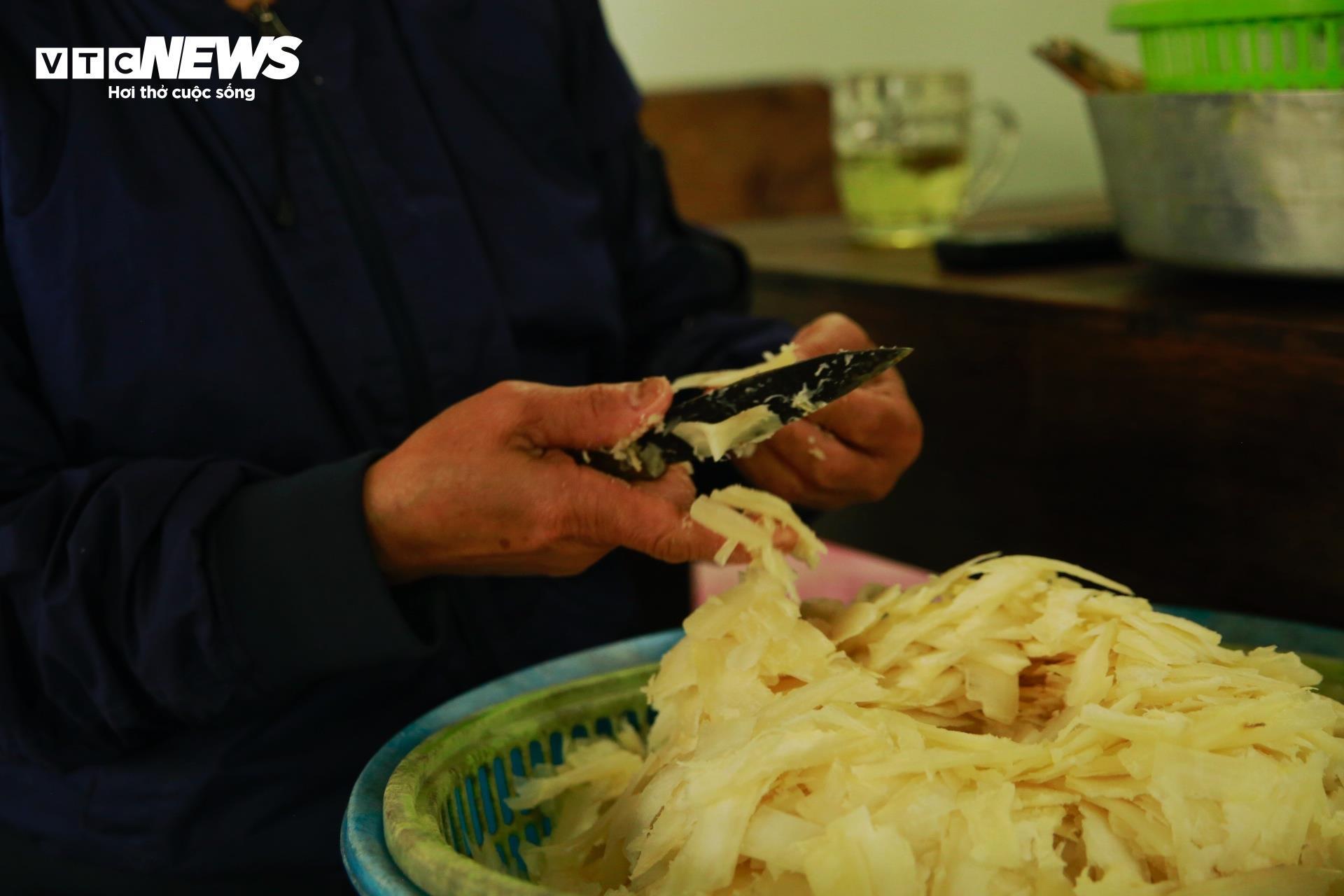 B&iacute; quyết l&agrave;m m&oacute;n 'mứt nh&agrave; ngh&egrave;o' ngon nức tiếng của cụ b&agrave; gần 90 tuổi ở Huế- Ảnh 5.