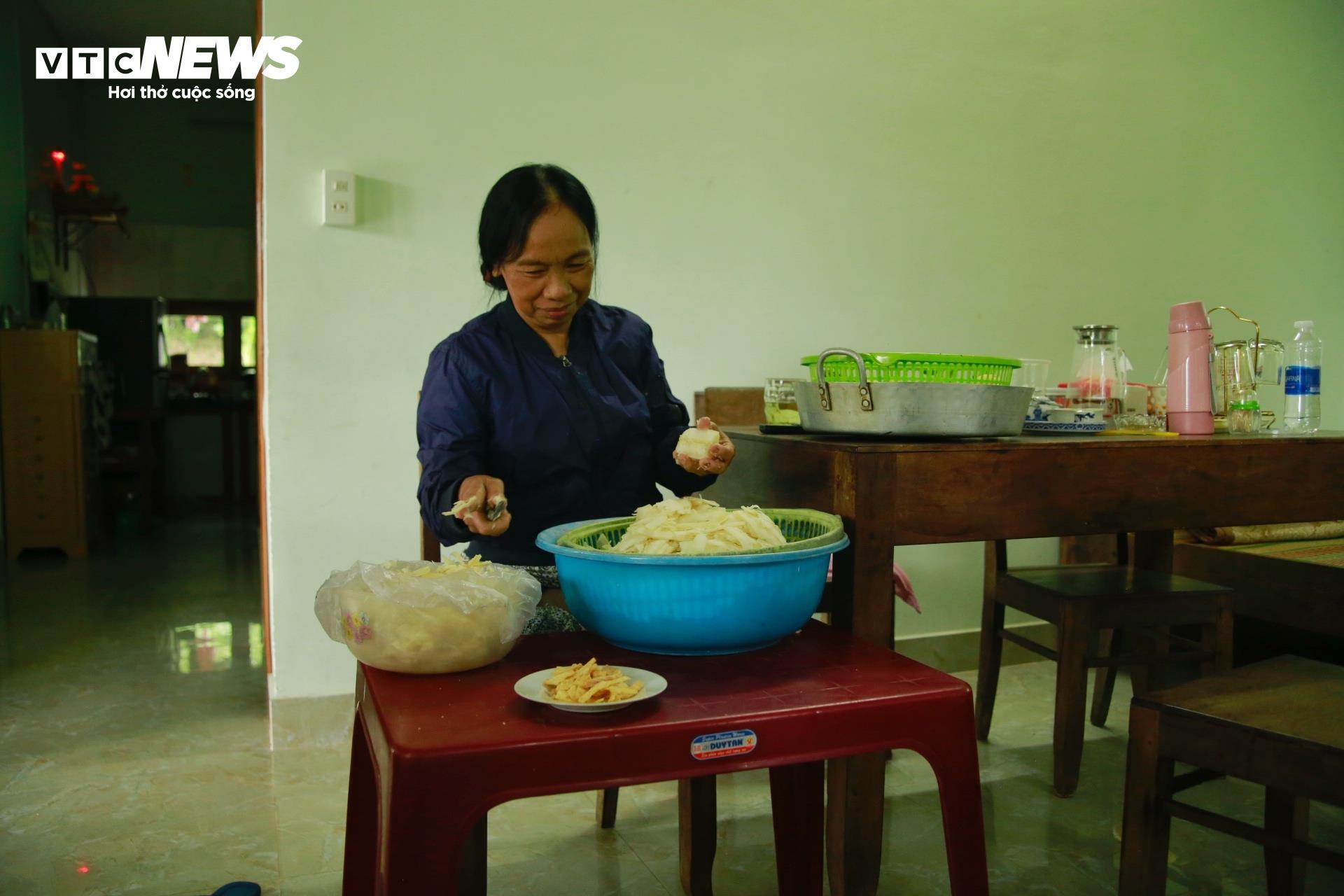 B&iacute; quyết l&agrave;m m&oacute;n 'mứt nh&agrave; ngh&egrave;o' ngon nức tiếng của cụ b&agrave; gần 90 tuổi ở Huế- Ảnh 9.