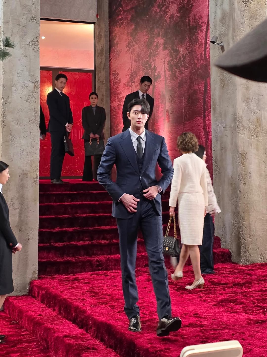 "Hồng h&agrave;i nhi" cao gần 1m9 đang hot: Mặt thư sinh, body cực đỉnh- Ảnh 1.